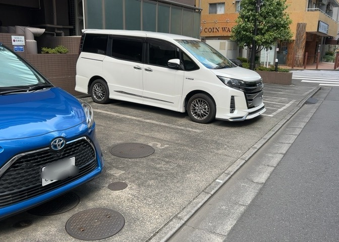敷地内に確保された駐車場スペースです。大切な愛車を敷地内で安全に保管でき、荷物の積み下ろしもスムーズに行えます。最新の空き状況や利用料金の確認については、どうぞお気軽にお問い合わせください。
