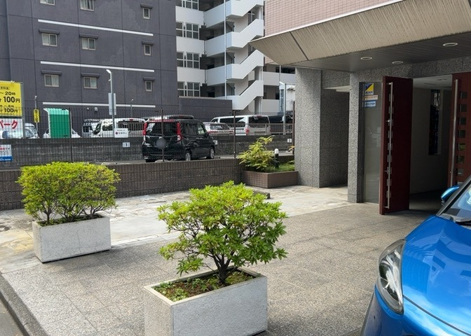 マンション敷地内の共用スペースは日差しが差し込む開放的な造りとなっており、住まう方に癒やしを提供します。清掃が行き届いた綺麗な環境で、日々の移動時にも心地よい空間設計が魅力的です。