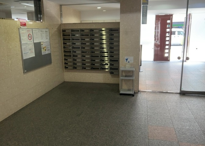 集合ポストはエントランス付近のわかりやすい場所に集約されて配置されています。オートロック設備と組み合わさることでセキュリティ面にも配慮されており、毎日の郵便物の取り出しもスムーズに行えます。