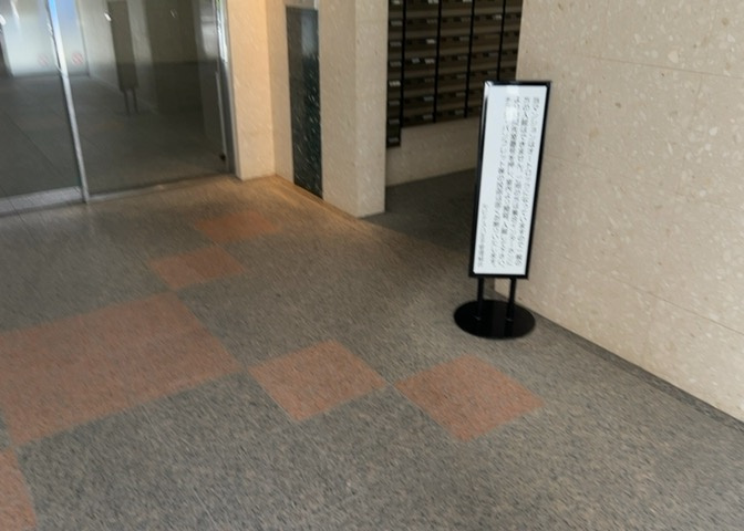 共用部のエントランス周りはゆったりとした空間が確保されており、住まう方や来客を心地よく迎えます。管理が行き届いた清潔感溢れる共用空間で、安心して落ち着いたマンションライフをお過ごしいただけます。