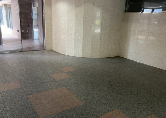 広々としたロビー部分は明るい陽光が差し込み、綺麗に清掃されています。オートロックや防犯カメラがしっかりと目を光らせており、建物のセキュリティ性と快適性を高める上質な共用アプローチ空間です。