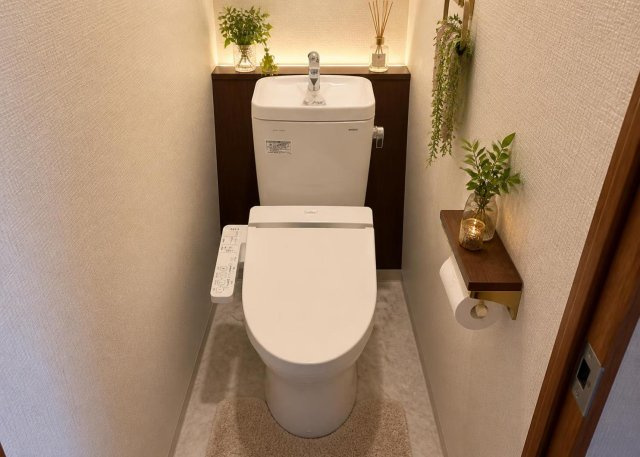 2025年6月にリフォームされた清潔感溢れるトイレ空間です。快適に使用できる温水洗浄便座を標準装備しており、日々のお手入れも簡単。温かみのある独立空間で毎日の暮らしをサポートする充実の設備です。