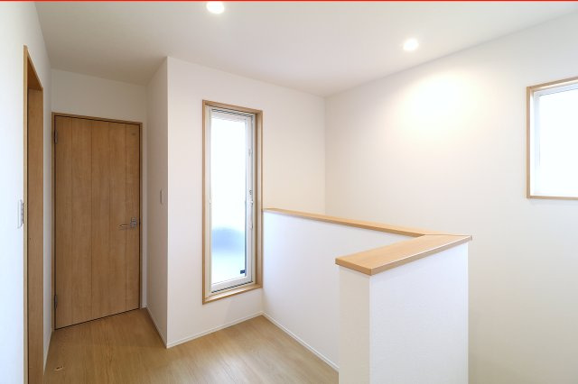 上階への動線が明るくなることで、より開放的な空間に☆　