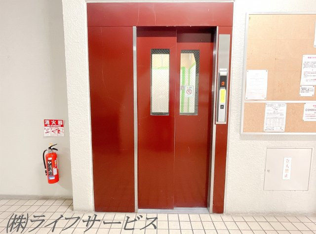 エレベータ―4基有