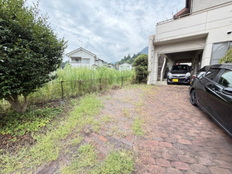 広々とした敷地には複数台の駐車が可能で、ご家族の車はもちろん来客時にも安心です。カーポート付きの区画も備わっており、雨天時でも快適に乗り降りできます。普段使いから来客対応まで幅広く活用できます。