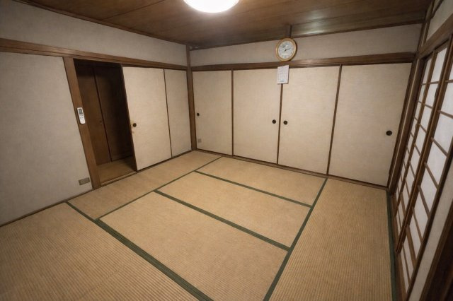 畳の香りに癒される和室は、落ち着いた雰囲気でくつろぎの空間に最適。押入れ収納も備わっており、寝具や季節物の整理にも便利です。来客用のお部屋やお子様の遊び場としても活用できる使い勝手の良い一室です。