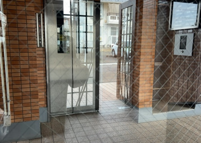 ロビーというと、エントランスと何がちがうの？と思いますよね。実はロビーとエントランスには明確な決まりはありません。物件によっては、エントランスを入って広がるある程度の広さのある空間がロビーとなります。