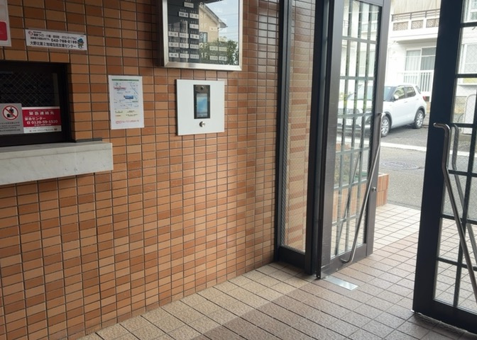 共用部分は、一棟の建物に住む区分所有者全員が共同で所有するとし、共用部分の管理、補修などは、区分所有者で形成される管理組合が行います。個人の判断で勝手に変更することはできませんので覚えておきましょう。