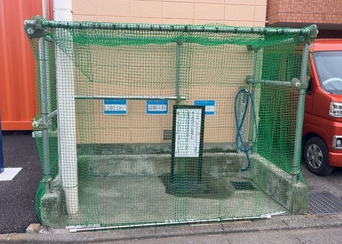 共有部分は、住民なら誰もが使える設備のこと。例えば駐車場やエレベーター、インターネット設備、セキュリティ設備などがあります。他にも、マンションの廊下・外部階段やエントランス・ゴミ置き場などがあります。