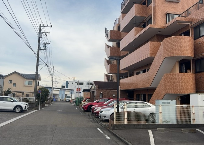 隣家の土地はどうなっているのか、生活利便施設が近くにあるのか、学校まで近いかなど、お客様のライフスタイルにあわせたイメージが重要です。また、近くにあると困る施設が近くにないかも確認するといいでしょう。