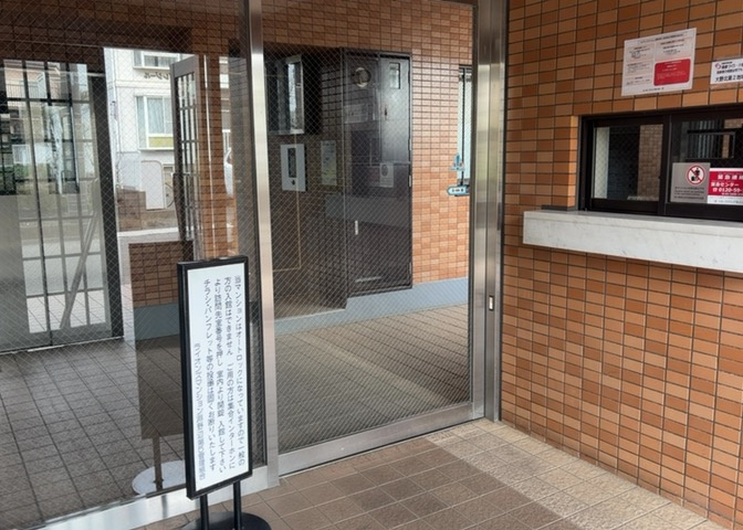 共用部分は、一棟の建物に住む区分所有者全員が共同で所有するとし、共用部分の管理、補修などは、区分所有者で形成される管理組合が行います。個人の判断で勝手に変更することはできませんので覚えておきましょう。