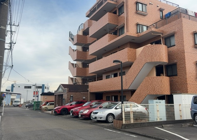 外観はマンション管理がされているかの目安になります。築年数が古いと、壁面は劣化してひび割れが生じることも！建物が古びていても細かいところが修繕されていると、きちんと管理されているなぁと感じるでしょう。