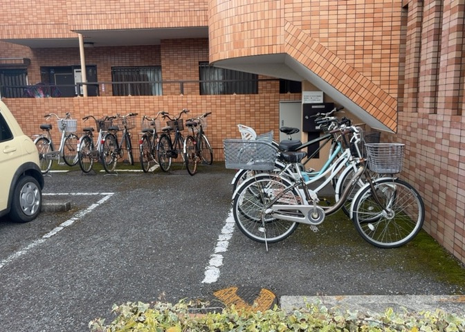 車一台あたりに必要なスペースは、標準サイズの普通自動車で横幅2m50cm、長さ5mは必要になります。ただし、乗降のことも考慮して横幅3m30cm、長さ5m50cmほどは確保できるところを選びましょう。
