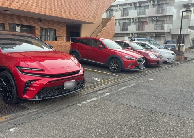 駐車場と明記されていても、最小スペースでつくられた駐車場だと大型車は駐車できなかったり、出入りしにくくなったりする可能性があります。お車のサイズと購入したい物件の駐車場のサイズを現地で確認しましょう。