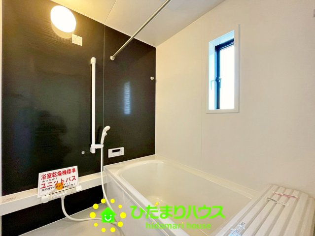 窓もあって明るい浴室で癒しのバスタイムをお過ごし下さい。