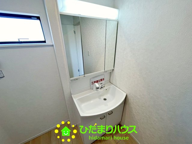収納たっぷり明るい3面鏡タイプの独立洗面台。
