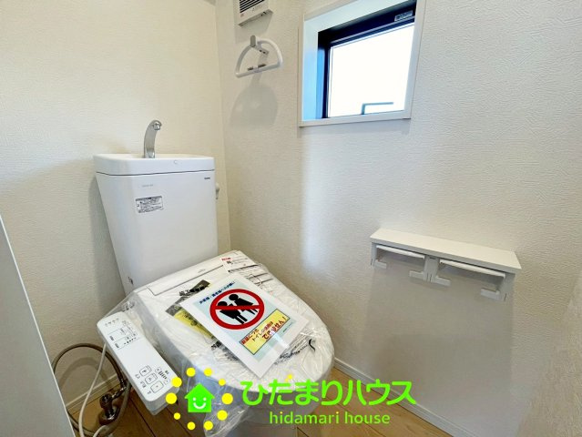 トイレ空間も明るく快適です。