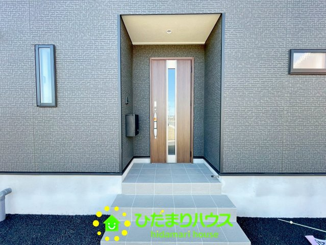 宅配BOX完備の玄関は落ち着いた雰囲気です。