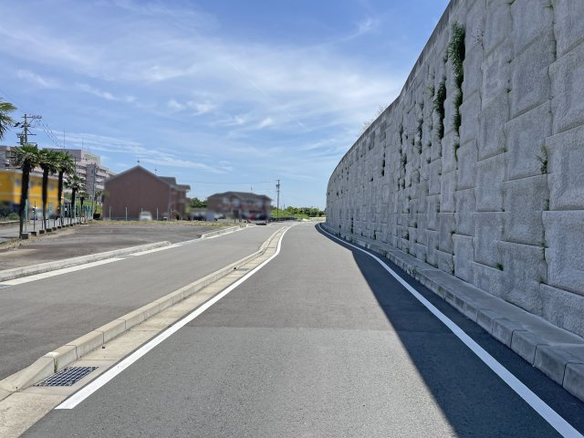 南東側前面道路