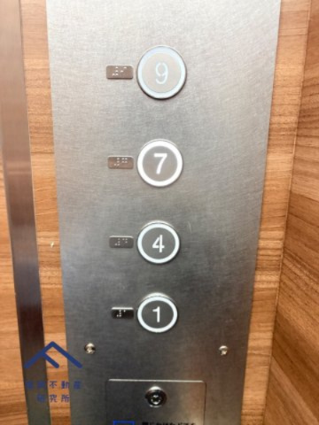 当マンションのEV停止階は1、4、7階です。本住戸へは7階から1階分下るか、4階から上る形になります。