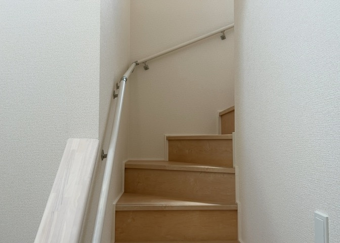 階層をつなぐ階段には転倒防止に配慮した手すりをしっかりと設置しています。お子様からご高齢の方まで家族全員が安心して上下階を移動できる、安全性を最優先した優しい内装仕様となっております。