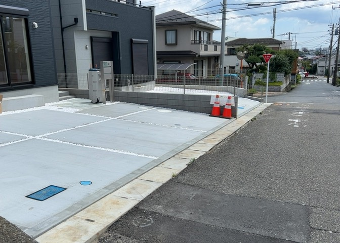 敷地内には自家用車を2台並列で駐車できるカースペースをご用意しました。セカンドカーの所有はもちろん、来客時にもスムーズに対応できます。お持ちのお車のサイズ感はぜひ現地で直接ご確認ください。