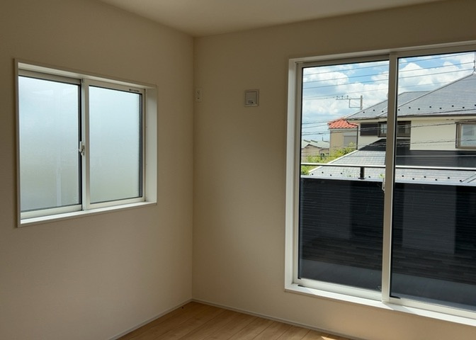 2階には5.2帖の洋室を2室ご用意しております。どちらのお部屋にもクロゼットが完備されており、お子様の成長に合わせた子供部屋や勉強部屋、書斎などライフスタイルに合わせて柔軟にご活用いただけます。