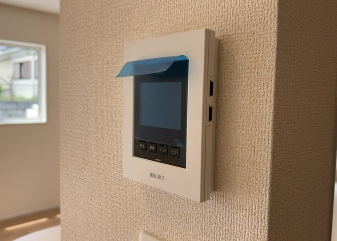 室内から訪問者の姿と声をしっかり確認できるTVモニタ付インターホンを標準装備。来客時の不要な対面を避けられるため、防犯面でも大変安心です。お子様の留守番時や一人で過ごす時間も安心感が高まります。