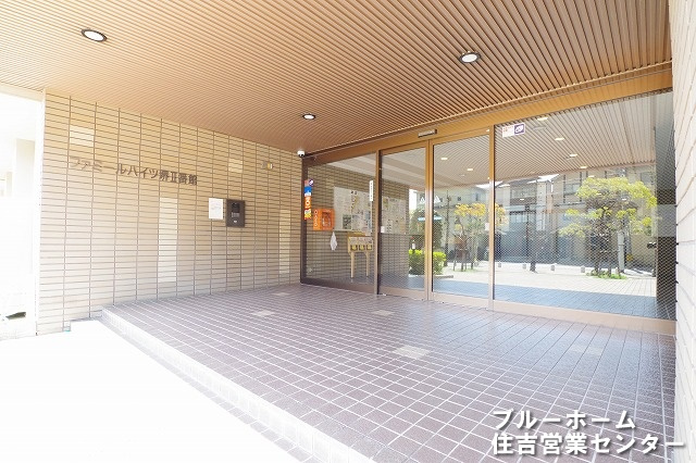 ゆとりある広さのエントランスです！オートロック付きで防犯面安心♪