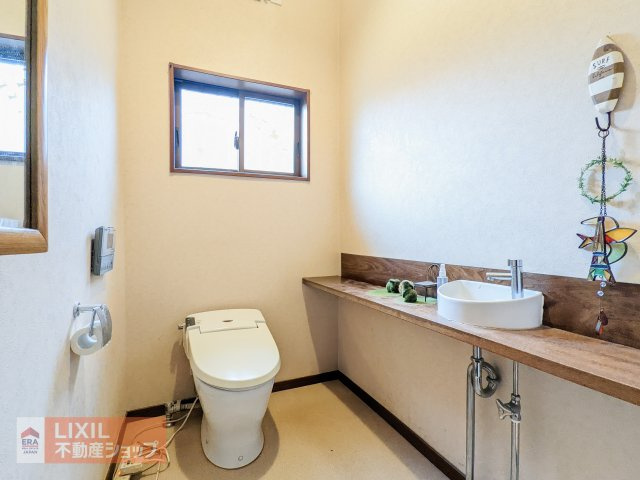 【現地写真】窓付きのトイレは、自然光が入り、換気がしやすく、湿気や臭いがこもりにくいのが特徴です。また、開放感も得られます。