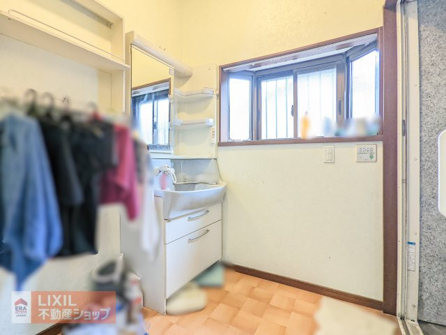 【現地写真】大きな採光窓もあり換気はもちろん、ちょっとものを置くのにも便利な幅があります