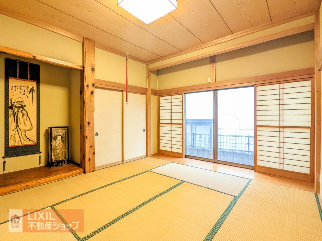 【現地写真】床の間もあり奥行きのある収納もございますのでゆったりとお部屋も使えます