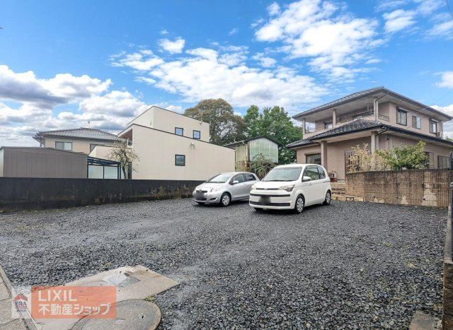 【現地写真】広いスペースは、洗車やDIYの作業場としてはもちろん、お子様が道路に出ることなく安全に遊べる場所としても最適です