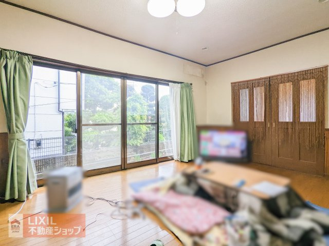 【現地写真】幅の広い窓から優しく採光が入ります