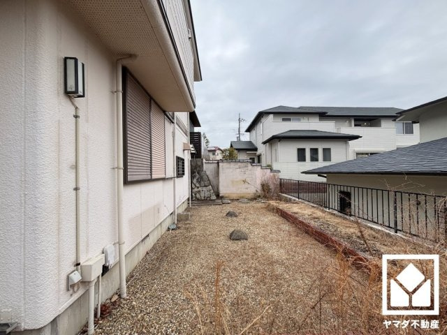 雨戸付きでセキュリティやプライバシーにも配慮されています。台風などによる飛来物からの保護、また防音・断熱効果もあり居住性を高めます。