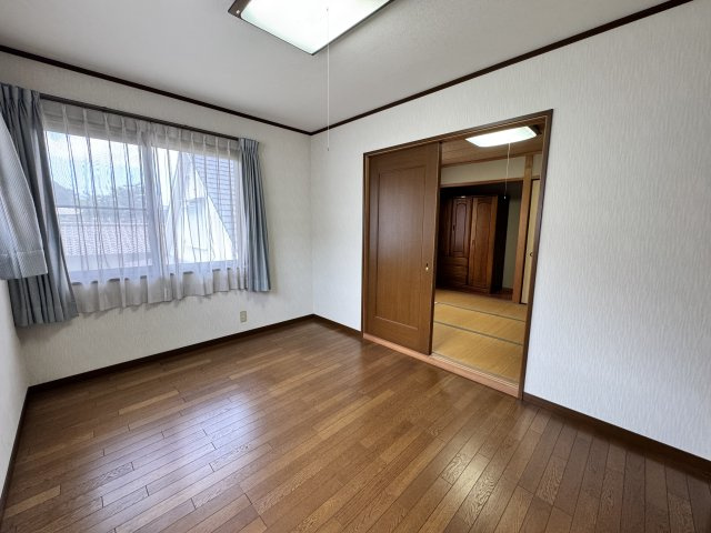 奥の和室へと繋がる続き間の設計になっており、戸を開放することで、より広々とした一体感のある空間として活用可能です。大きな窓があり、豊かな自然光が差し込み風通しも良好。快適なプライベートスペースです。