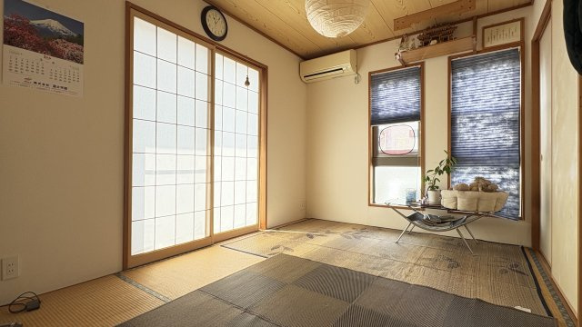 落ち着きのある和空間、陽光が温かみを増します
