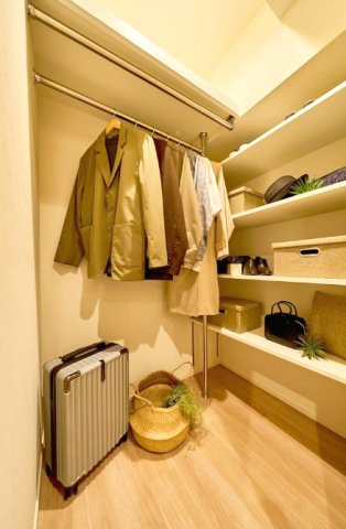 お洋服を大切にされる方に大変喜ばれる、憧れのウォークインクローゼット。　お洋服以外にも掃除機やスーツケースなどを一箇所に集約できるのは魅力です！　扉が一箇所ですので、お部屋の見た目にもスッキリ！　