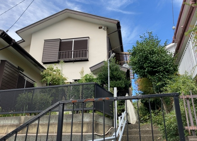 バルコニーは、室外の専用スペースのうち、「屋根がなく開放された空間」であるものを指します。ベランダより広いタイプのものが多く、日当たりもよいため家庭菜園などを楽しみたい人にとって適した環境となります。