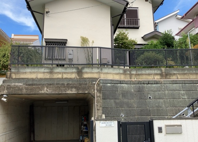 建物の基礎工事の方法は、主流となっているベタ基礎（防湿基礎）と布基礎の2種類に分類され、床下の通気性や耐久性などに違いがあります。建物の基礎部分の構造や付帯設備など詳細については現地でご確認ください。