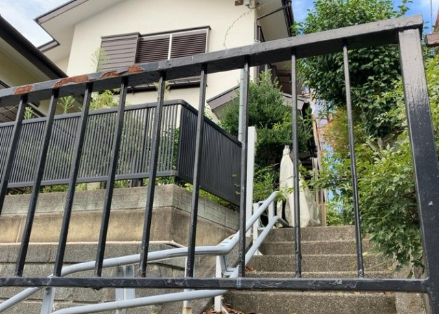 玄関ポーチにおいて最も重視すべきと言っても良いのが広さです。適切な広さの玄関ポーチでないと外見的なバランスは崩れてしまいますし、何より使いにくくなってしまいますので、現地で実際に下見をしてみましょう！