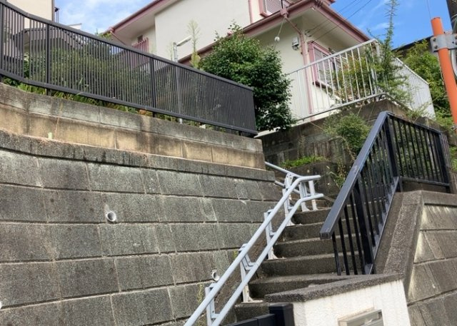 敷地内に散水栓や立水栓があると便利です。水道水を直接利用できるため、水を運ぶ手間を省くことが出来ます。大量の水を必要とする洗車作業や清掃などに役立ちます。その他設備とあわせて、現地でご確認ください。