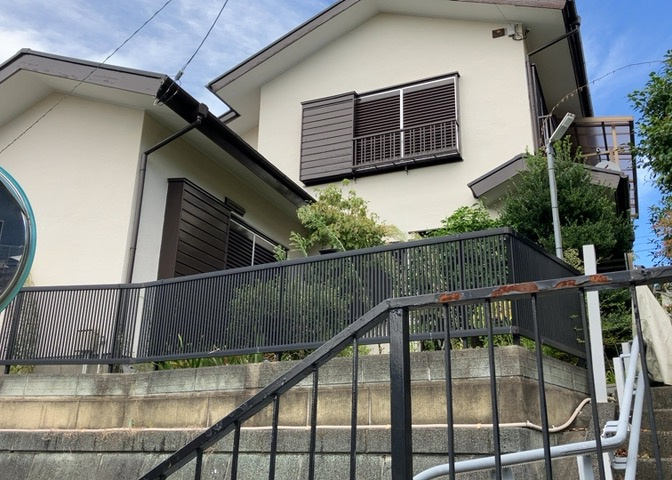床下換気口は、床下に湿気がこもることを防ぎ、効果的に換気を行うために設置されています。床下換気口が設置されていない建物は、基礎パッキング工法などにより換気を行なっています。詳細は現地でご確認ください。