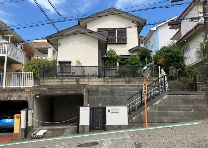 南側道路の場合は長い時間光を入れ込むことができるため、庭やリビングを道路側に持ってくることが多く土地価格も高い傾向にあります。一方北側道路だとリビングや庭が南側になりプライバシーを守ることができます。