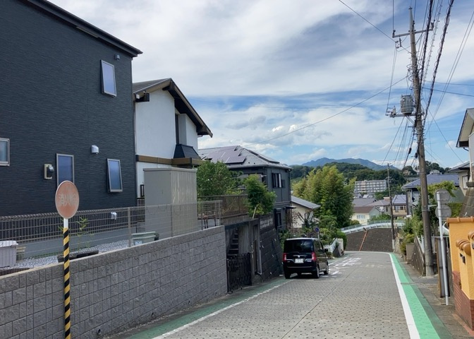 土地の地勢が高台の場合、景色を綺麗にみることができ、景色にこだわってお家探ししている方におすすめです！また平坦地よりも風通しがいいというメリットがあります。デメリットもあるので是非現地でご確認下さい。