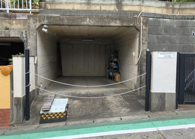 車一台あたりに必要なスペースは、標準サイズの普通自動車で横幅2m50cm、長さ5mは必要になります。ただし、乗降のことも考慮して横幅3m30cm、長さ5m50cmほどは確保できるところを選びましょう。