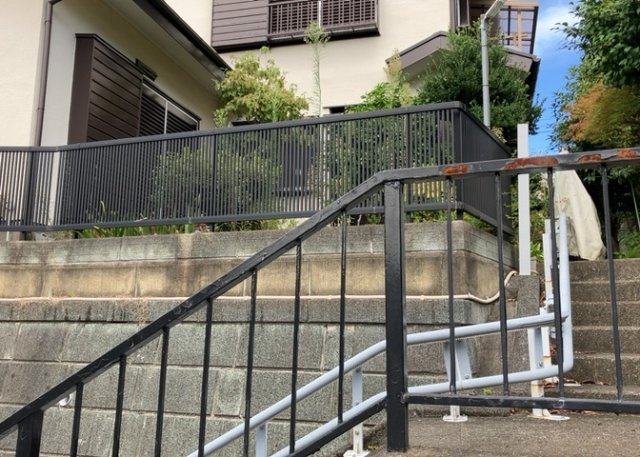 庭のある家に住むことのメリットとして、子どもたちの遊び場を確保できること、ガーデニングや家庭菜園を楽しめること、明るさを確保できることがあります。また、配置を工夫することでプライバシーが確保できます。