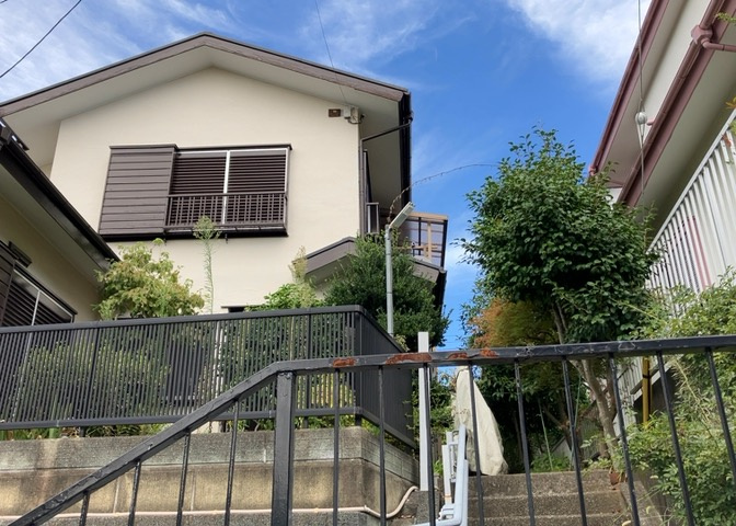 バルコニーは、建物内から室外へ楽に出入りできる便利なスペースです。また、バルコニーには手すりを付けることが義務付けられており、手すりの高さは110cm以上で施工することが建築基準法で定められています。