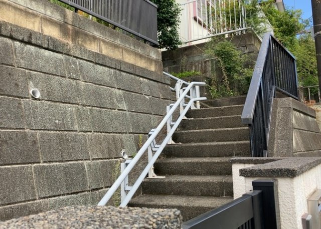 玄関は家の顔と言っても過言ではありません。現地を見学する際は玄関の広さや全体のバランスなどを見てみるといいでしょう。一般的なアプローチのしやすさだけではなく、お年寄りにも優しい設計のものだと安心です。