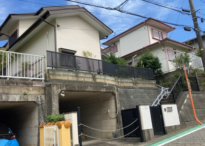 住宅用の土地では前面道路に2m以上接していなければならないと法律で定められています。しかし、お持ちの車のサイズやライフスタイルなどにより、2mでは利便が悪い場合もございますので、事前に確認しましょう。
